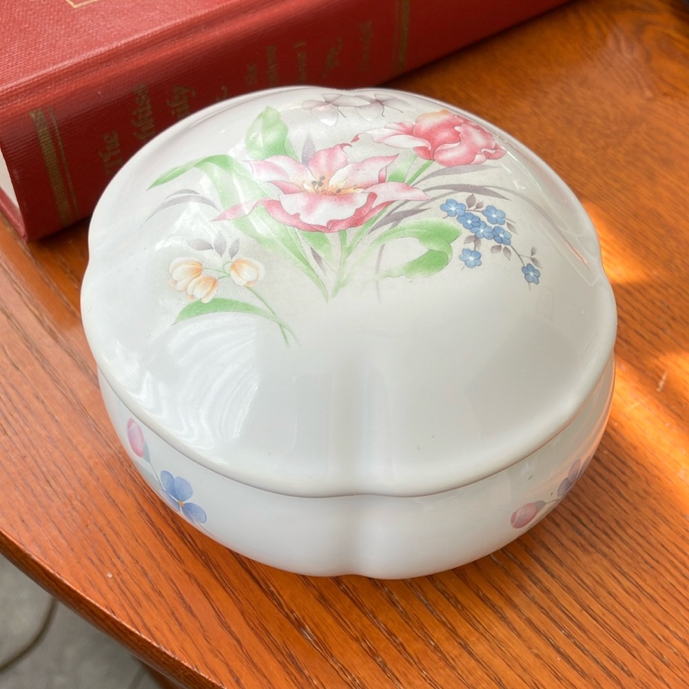 Vintage PLAYS  UNCHAINED MELODY SAN FRANCISCO MUSIC BOX CO CERAMIC TRINKET BOX